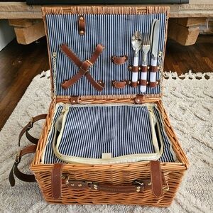 Vintage Nautical Styled Wicker Insulated Picnic Basket for 2